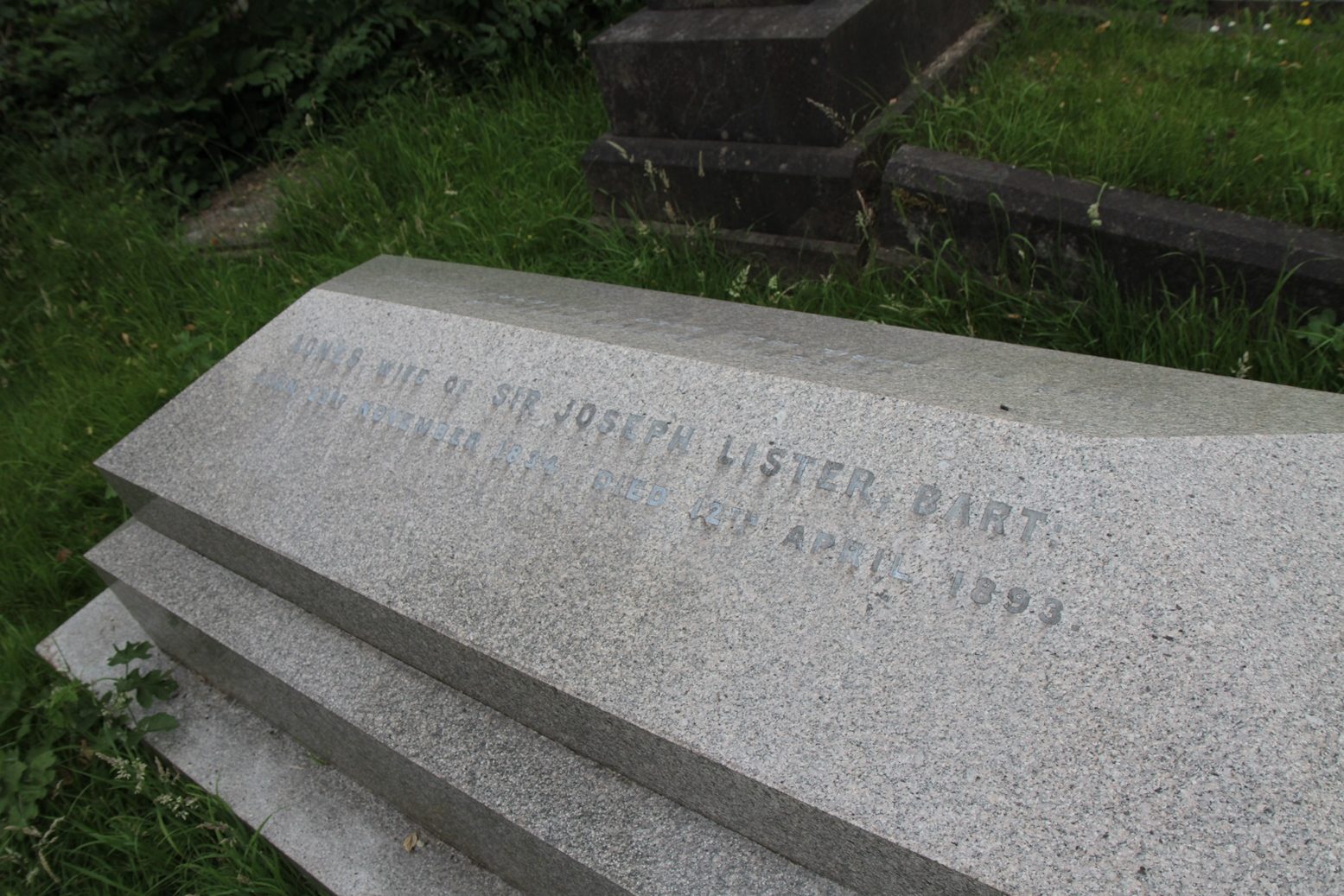 Joseph%20Lister%27s%20tomb%2C%20London%20-%2005.JPG